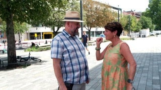 Stefan Betsch und Sonja Faber-Schrecklein sind in Bad Cannstatt unterwegs