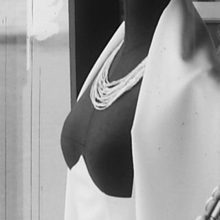 Schwarz-weiß-Bild von 1964: Büstenfreies Kleid im Schaufenster