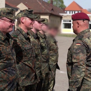 Rekruten in Uniform werden in einer Kaserne im Heimatschutz ausgebildet