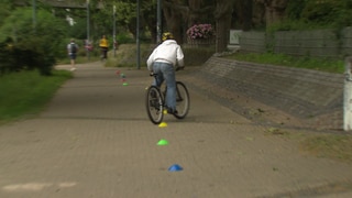 Berufsschüler machen einen Fahrradkurs.