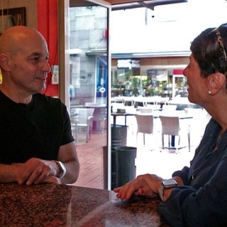 Sonja Faber-Schrecklein besucht Wirt Gregor in seiner Gaststätte in Bad Cannstatt