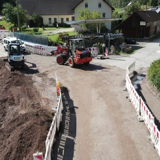 Die ganze Straße in Hammereisenbach ist eine Baustelle