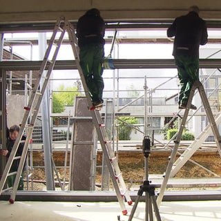 Fensterbauer setzen bodentiefes Fenster ein