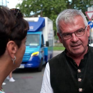 Sonja Faber-Schrecklein besucht die Seelbergstraße in Bad Cannstatt und redet mit Bezirksbürgermeister Max Löffler