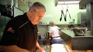 Hotelchef Peter Ehrhardt arbeitet in der Küche des Hotels Adler in Breisach