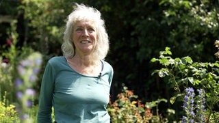 Juliane Schick steht in ihrem Garten in Stuttgart Heslach