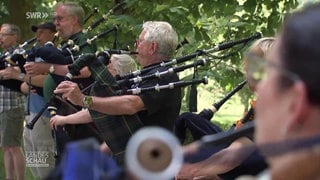 Eine Gruppe spielt gemeinsam auf dem Dudelsack