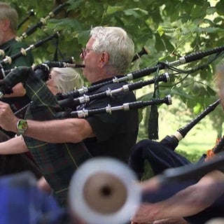 Eine Gruppe spielt gemeinsam auf dem Dudelsack