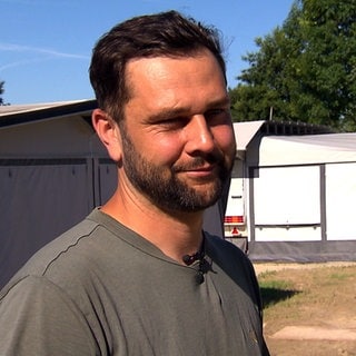 Claudius Wirt steht auf seinem Campingplatz in Markdorf am Bodensee. Der Platz wurde beim Unwetter überschwemmt.