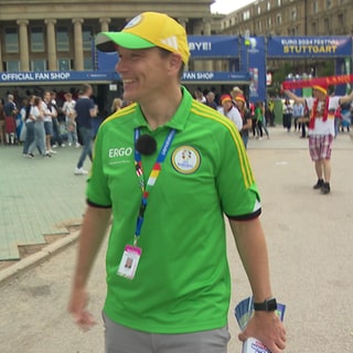 Freiwillige Helfer auf dem fanfest am Stuttgarter Schloßplatz.