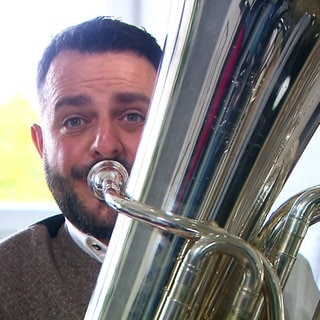 Peter Laib spielt Tuba