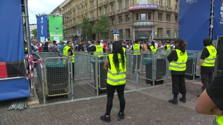 Security am Schlossplatz auf dem Fanfest.