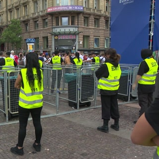 Security am Schlossplatz auf dem Fanfest.