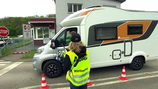 Vorentscheid zum ADAC Wettbewerb Camper des Jahres - Wohnmobil auf dem Verkehrsübungsplatz