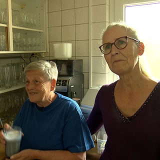 Hüttenwirtin Silke und ihre Helferin beim Putztag auf der Wanderhütte Stockmatt