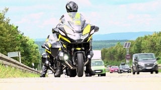 Zwei ADAC Stauberater fahren auf Motorrädern auf der Autobahn