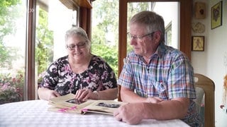 Frau und Mann blättern in einem Buch