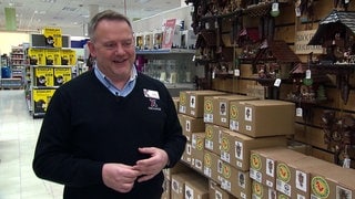 Marktleiter Robin Boylan führt durch den Panzer Main Store, den Supermarkt in der US-Kaserne in Böblingen.