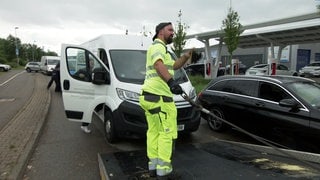 Abschleppdienst des ADAC - Ein Auto wird nach einer Panne auf den Abschleppwagen aufgeladen