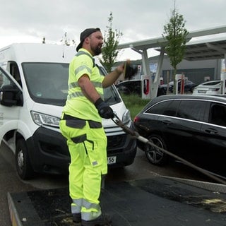 Abschleppdienst des ADAC - Ein Auto wird nach einer Panne auf den Abschleppwagen aufgeladen