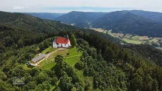 Ausblick auf den Schwarzwald und eine Kirche auf einem Hügel