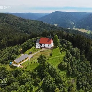 Ausblick auf den Schwarzwald und eine Kirche auf einem Hügel