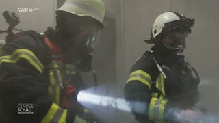 Zwei Feuerwehrazubis in Feuerwehrausrüstung