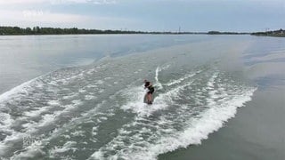 Mann wakeboarded auf dem Rhein