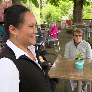 Frauen auf der Terrasse eines Restaurants