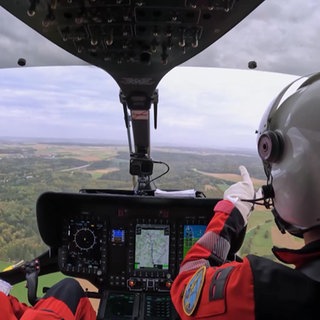 Bild aus dem Cockpit eines Rettungshubschraubers.