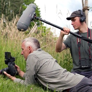 Robert Brinkmann und sein Sohn Paul Köhler sind Tierfilmer. Sie sind mit Kamera und Mikrofon im Gelände unterwegs.