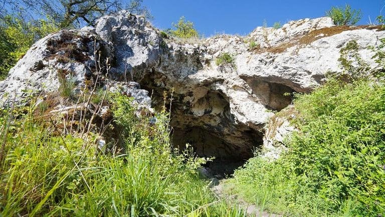 Am Eingang zur Bocksteinhöhle im Lonetal droht ein tonnenschwerer Felsbrocken abzustürzen.