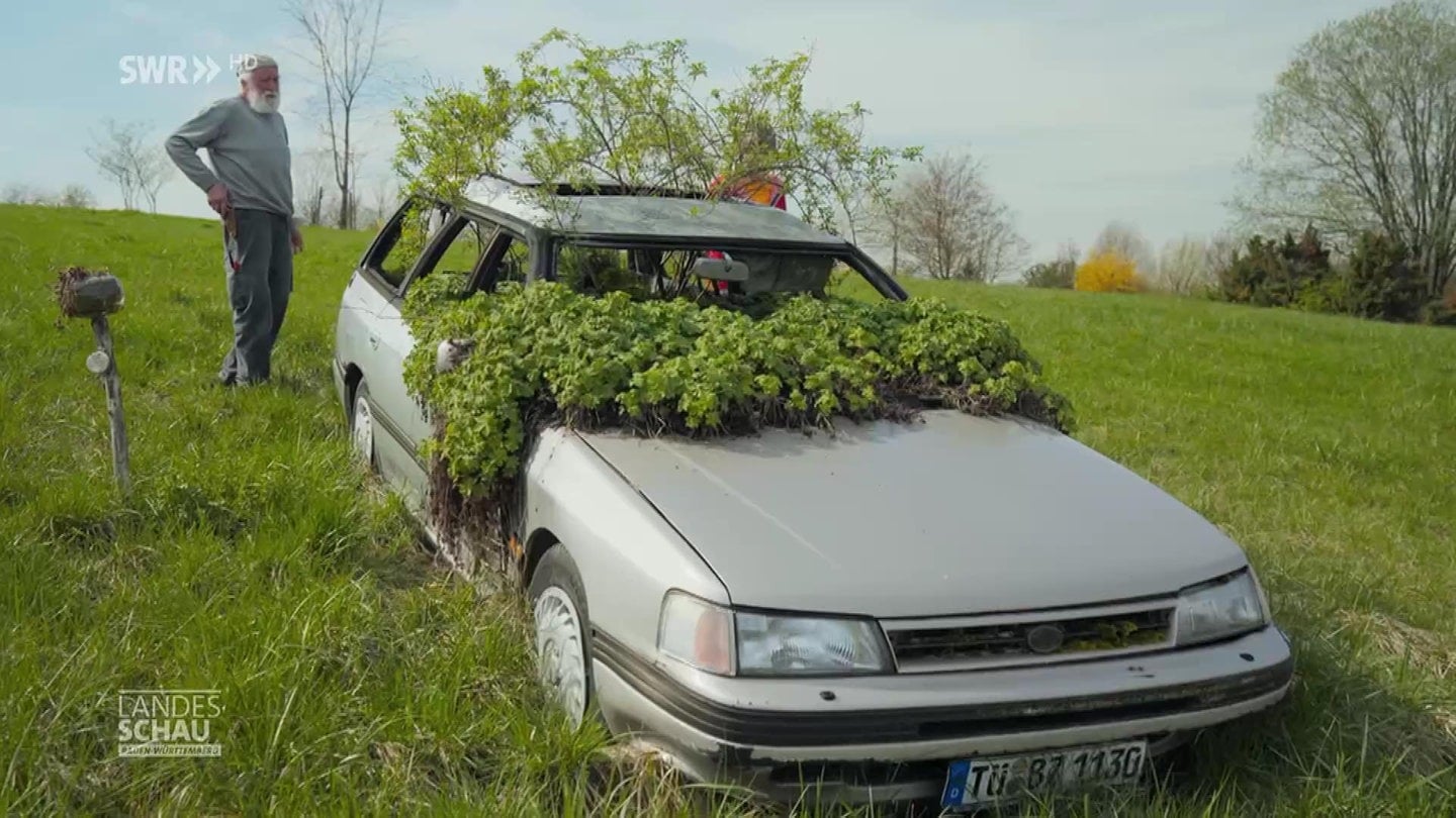 ein altes Auto als Blumenbeet