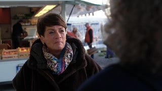 Sonja Faber-Schrecklein steht vor einem Stand auf dem Markt in Kirchheim unter Teck