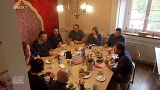 Handwerkerteam sitzt am Tisch