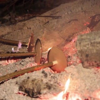 Glühende Scheiben im Feuer