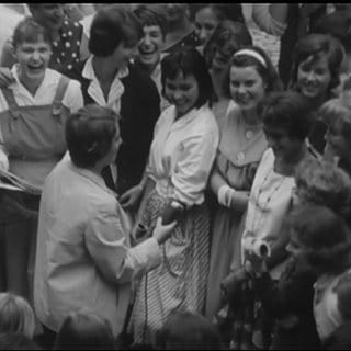 Retro-Bild einer Gruppe junger Frauen, die interviewt werden