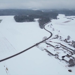 Zugeschneiter Bauernhof aus der Voggelperspektive