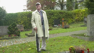 Professor Adolf Martin auf dem staatlichen Friedhof an der Uni Hohenheim.