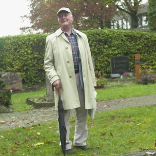 Professor Adolf Martin auf dem staatlichen Friedhof an der Uni Hohenheim.