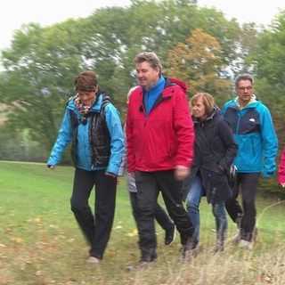 Wanderer auf der Felsenrunde bei Bad Überkingen