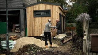 Pflegemutter Annette arbeitet an ihrem Tiny House