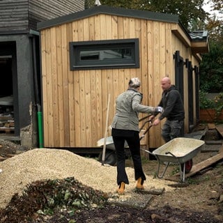 Pflegemutter Annette arbeitet an ihrem Tiny House