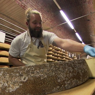 David Tschugg veredelt Käse in einem ehemaligen Stollen in Leutkirch