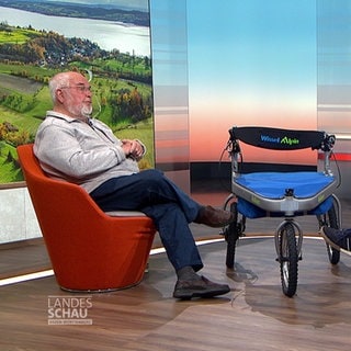 Gerhard Wissel, der den Turbo-Rollator erfunden hat, im Gespräch mit Landesschau-Moderator Jürgen Hörig