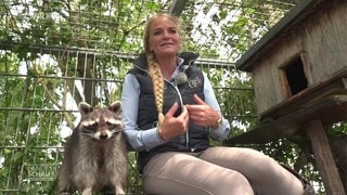 Yvonne Gutsche mit Waschbär