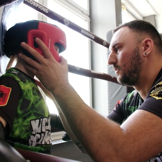 Kickboxer Bardhyl Gashi beim Boxtraining mit einer Schülerin