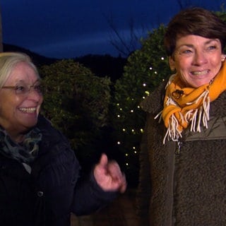 Rachel Thies und Sonja Faber-Schrecklein im Gespräch beim Öffnen des Lebendigen Adventskalenders in Loffenau