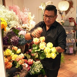 Luis Gomez macht einen Blumenstrauß in seinem Blumenladen in Waldenbuch