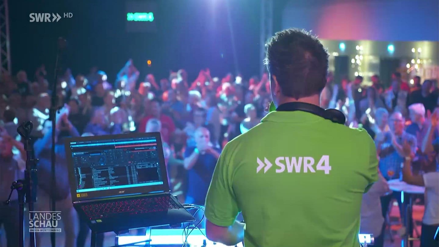 DJ mit Publikum beim SWR4-Festival